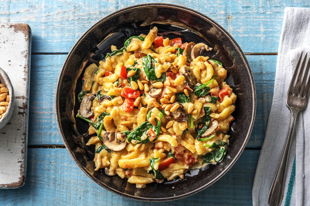 Sommerliche Spinat-Spätzle-Pfanne in cremiger Soße mit Pinienkernen ...